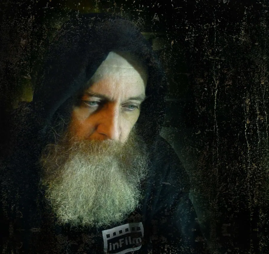 Автопортрет — художественная фотография Вячеслава Ларионова (серия «Портреты художника», 2021 г.)